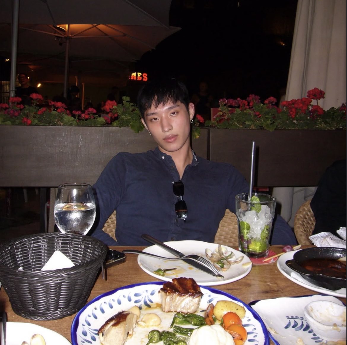 iluvtakoo's tweet photo. his partner is so lucky, imagine going to restaurants and this face card is what u see in front of u https://t.co/apMk8pfDRE