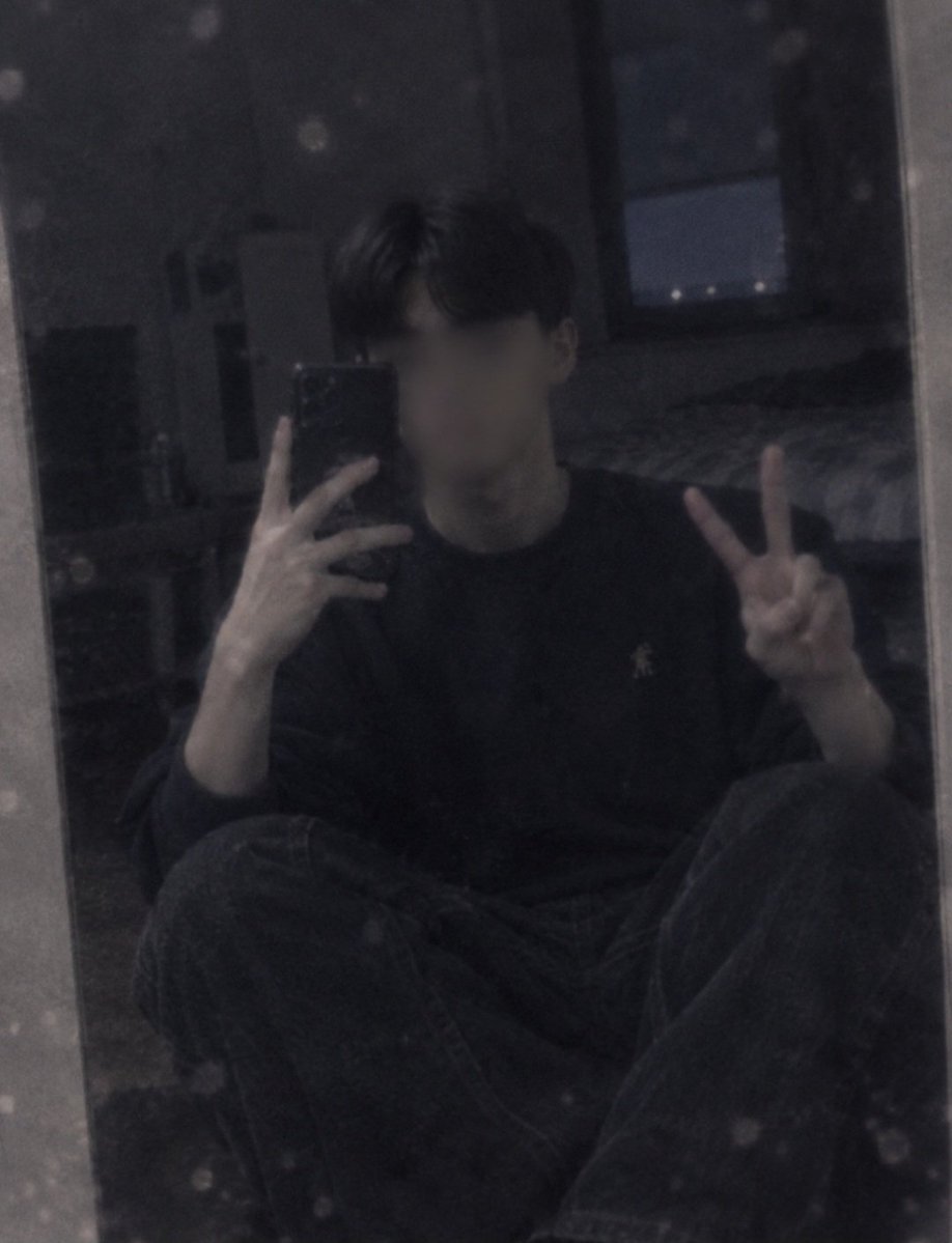 Teamu_04's tweet photo. AI怖いな··· 昔の写真の雰囲気を変えようとしたけど、人を変えてしまった
体は私なのに、顔は誰だろう··· https://t.co/dylScLKSFU