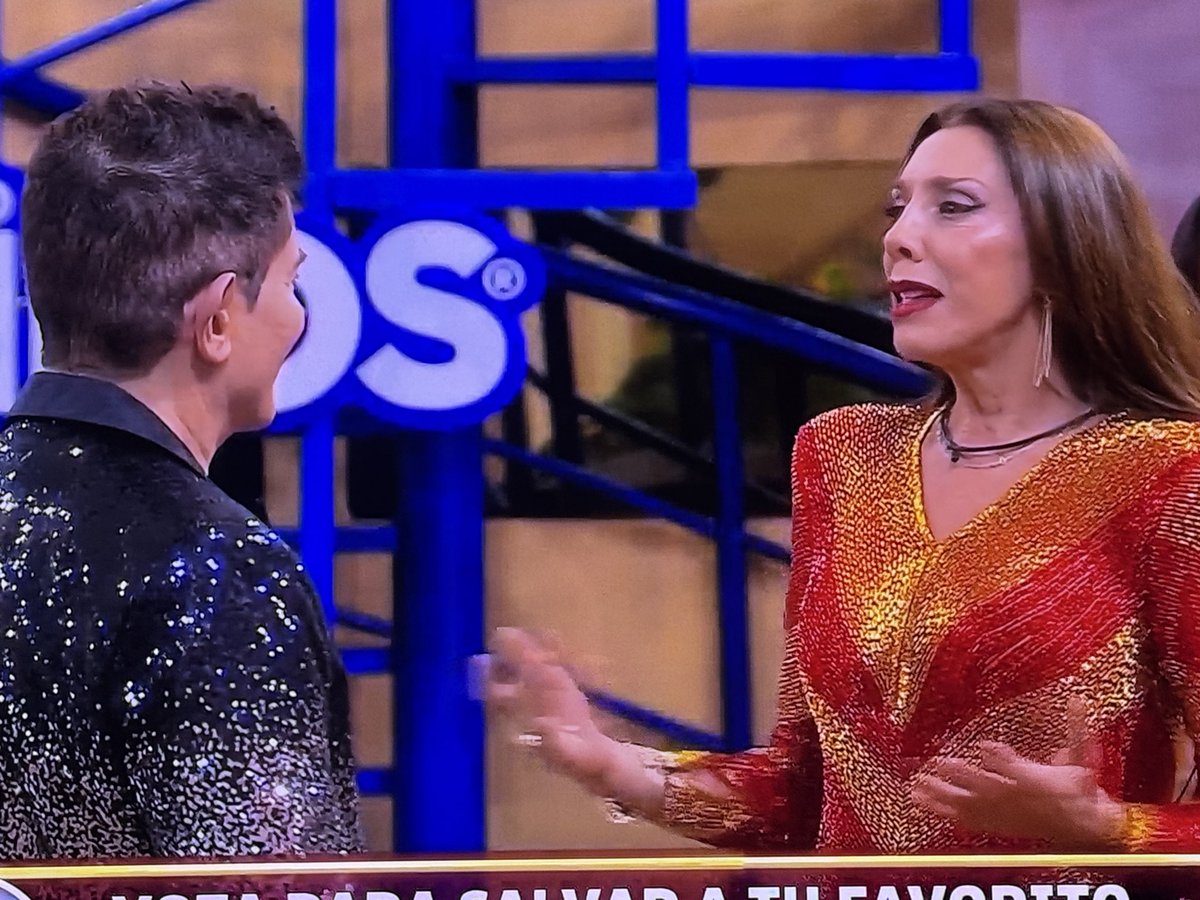 mayers44's tweet photo. Que fregado estás haciendo cynthia!!!! Esta mujer tiene la brújula descompuesta , abrazando y besando al HECES y atacando y diciéndole doble cara a Ernesto. Se me ha caído cynthia. Por mi que se largue hoy !!😤
#LaCasaDeLosFamososMéxico 
#LaCasaDeLosFamososMx https://t.co/uSwuAuLRDy