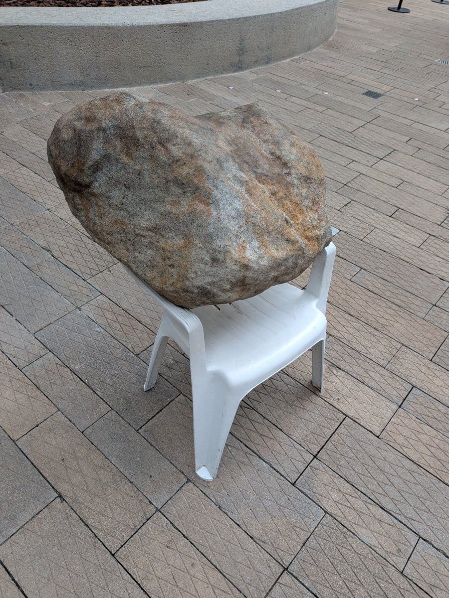 musejp's tweet photo. 石が乗った椅子のオブジェ。これ椅子の部分は金属製だった https://t.co/Fz2RjYzo0l