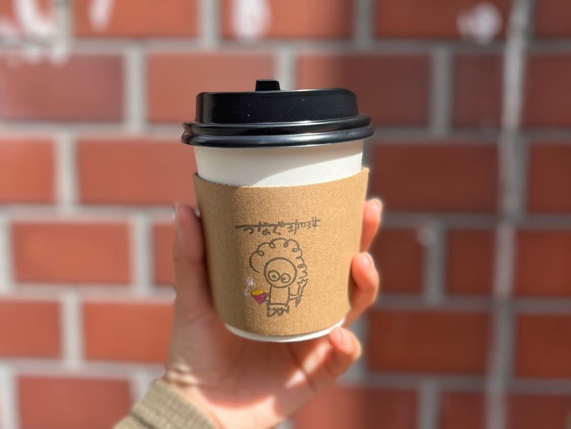 ponkotsudrip's tweet photo. つなぐ珈琲は、店舗の住所を公開していません。

創業当初、手焙煎・少量焙煎・間借りから始まったつなぐ珈琲。

限られた時間と場所の中で、コーヒーを焙煎し、淹れ、目の前のお客様に一杯ずつお渡しする。そんな小さなところから、少しずつ始まりました。

街のスキマで、その場所で必要としてくださる方に、一杯のコーヒーを届ける。
大曲、横手、秋田市、仙台市と4店舗に増えても、
今も、その頃の気持ちは変わっていません。

現在も各店舗は非常に小さく、スタッフ一人で営業しています。ご注文をいただいてから一杯ずつ淹れているため、お時間をいただくこともあります。

だからこそ、目の前のひとりひとりのお客様と向き合いながら、無理なく営業を続けることを大切にしています。

そのため、すべての店舗で住所を広く公開せず、看板も設置していません。もし場所がわからないという方にはひとつずつ場所をご案内しています。お気軽にお問い合わせください。

分かりにくく、ご不便をおかけしてしまい申し訳ありません。

それでも、できることを大切に、一杯ずつコーヒーを淹れさせてください