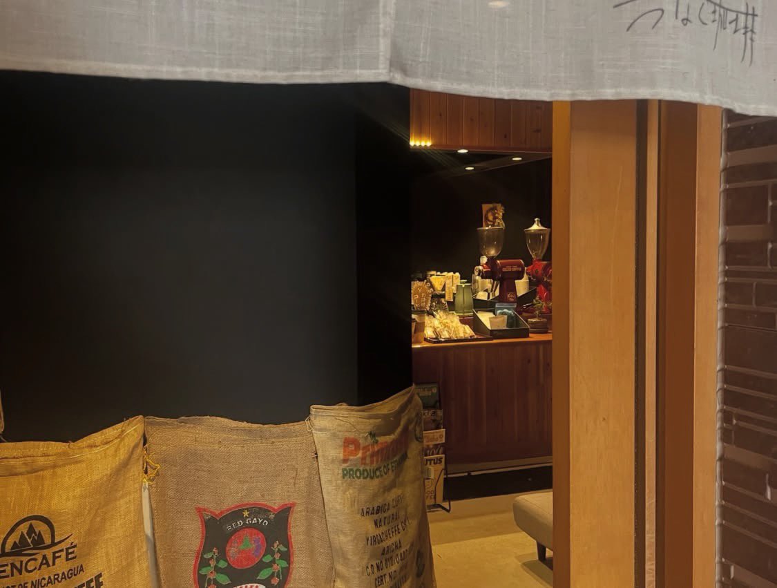 ponkotsudrip's tweet photo. つなぐ珈琲は、店舗の住所を公開していません。

創業当初、手焙煎・少量焙煎・間借りから始まったつなぐ珈琲。

限られた時間と場所の中で、コーヒーを焙煎し、淹れ、目の前のお客様に一杯ずつお渡しする。そんな小さなところから、少しずつ始まりました。

街のスキマで、その場所で必要としてくださる方に、一杯のコーヒーを届ける。
大曲、横手、秋田市、仙台市と4店舗に増えても、
今も、その頃の気持ちは変わっていません。

現在も各店舗は非常に小さく、スタッフ一人で営業しています。ご注文をいただいてから一杯ずつ淹れているため、お時間をいただくこともあります。

だからこそ、目の前のひとりひとりのお客様と向き合いながら、無理なく営業を続けることを大切にしています。

そのため、すべての店舗で住所を広く公開せず、看板も設置していません。もし場所がわからないという方にはひとつずつ場所をご案内しています。お気軽にお問い合わせください。

分かりにくく、ご不便をおかけしてしまい申し訳ありません。

それでも、できることを大切に、一杯ずつコーヒーを淹れさせてください