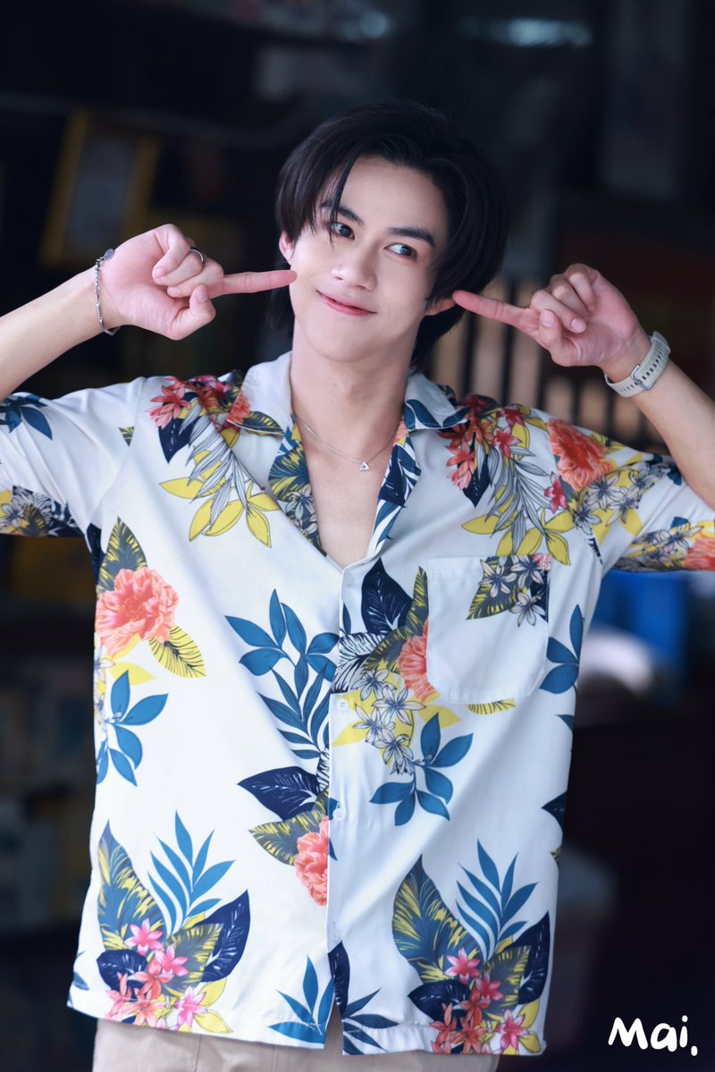 BelleM90275's tweet photo. Oat in Hawaiian 💙🧡🩷

Hope today is a Better Day

Your Bright Smile is enough to give me energy for the day

#OatPasakorn
#THUR https://t.co/4qA1hinGTQ