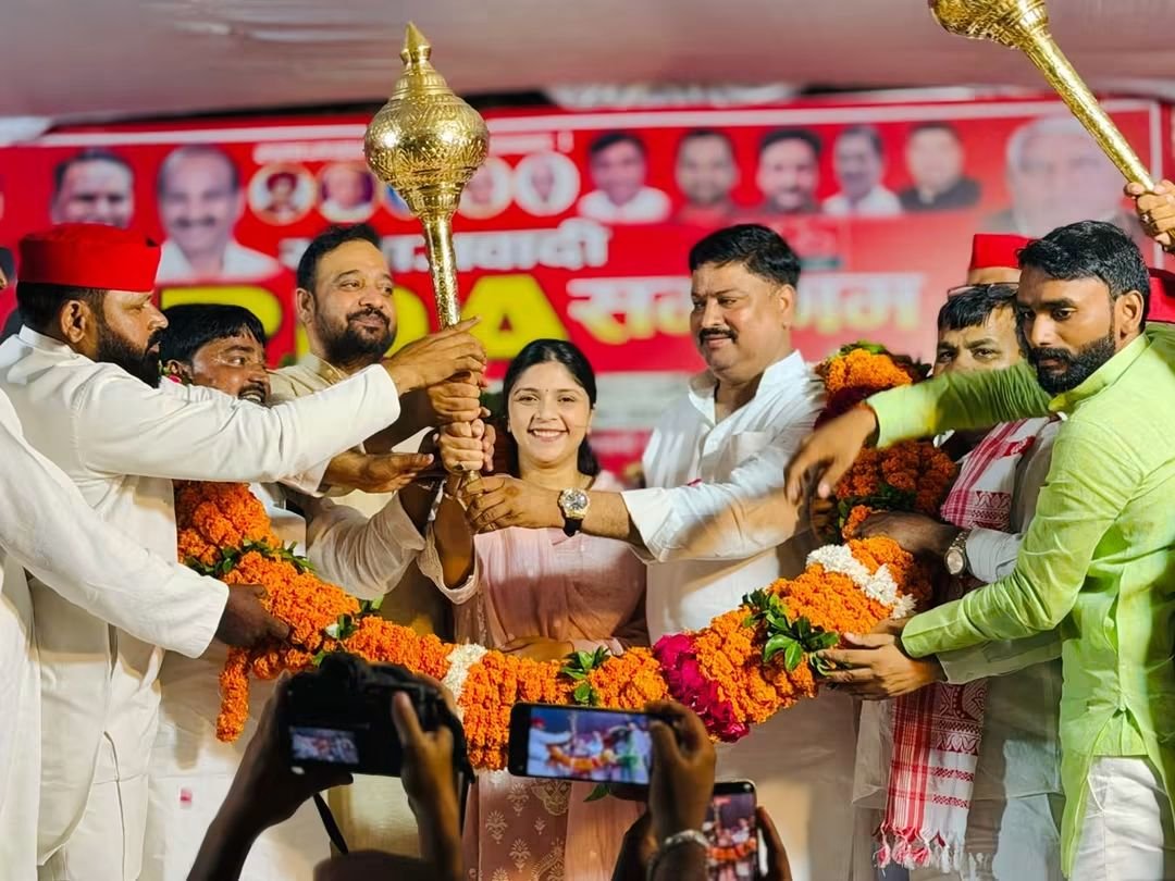 ShreyaVermaSP's tweet photo. #विधानसभा #अयोध्या खजुरावर में समाजवादी #PDA समागम में बतौर मुख्य अतिथि उपस्थित होकर जनसभा को सम्बोधित किया।समाजवादी पार्टी के प्रत्याशी श्री पवन पाण्डेय जी के लिए अपनों से समर्थन मांगा एवं आदरणीय राष्ट्रीय अध्यक्ष अखिलेश यादव जी के हाथों को मजबूत कर PDAकी सरकार बनाने की अपील की https://t.co/YYR9GNEFNz