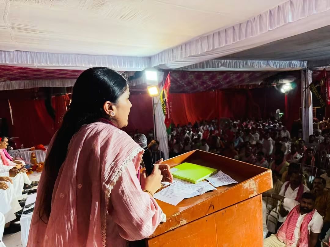 ShreyaVermaSP's tweet photo. #विधानसभा #अयोध्या खजुरावर में समाजवादी #PDA समागम में बतौर मुख्य अतिथि उपस्थित होकर जनसभा को सम्बोधित किया।समाजवादी पार्टी के प्रत्याशी श्री पवन पाण्डेय जी के लिए अपनों से समर्थन मांगा एवं आदरणीय राष्ट्रीय अध्यक्ष अखिलेश यादव जी के हाथों को मजबूत कर PDAकी सरकार बनाने की अपील की https://t.co/YYR9GNEFNz
