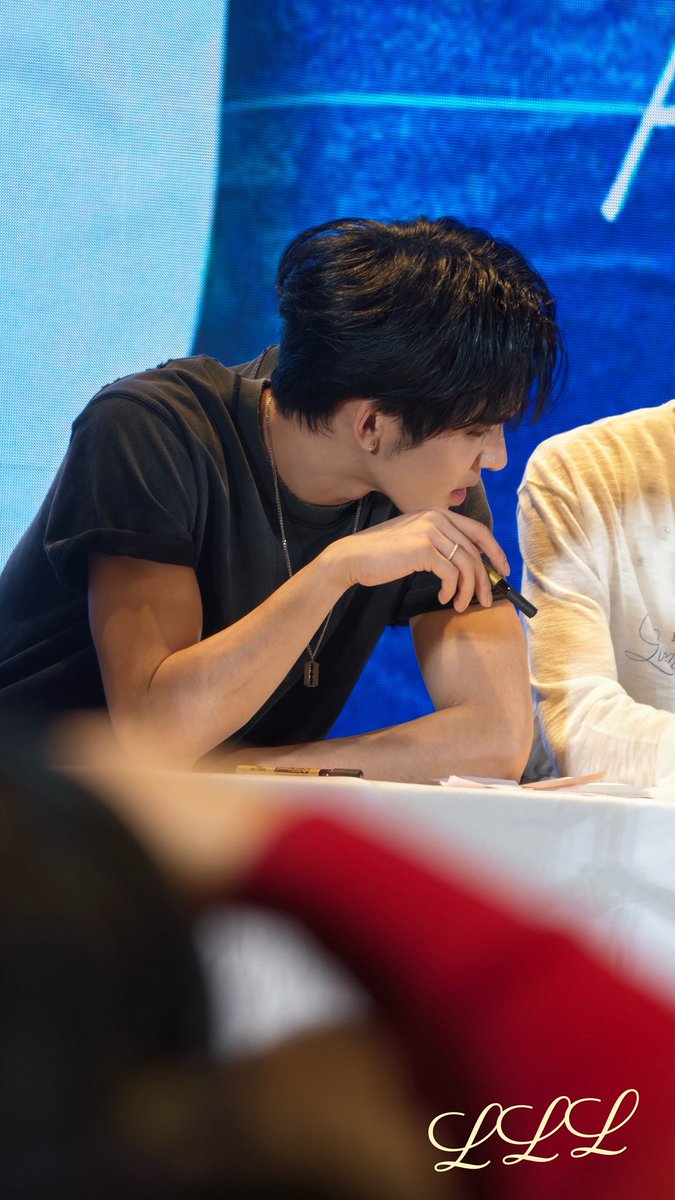 Viviknvw's tweet photo. the size difference 🥵

OCEAN WHISPERS TO AAS
#AuauSaveOceanWhispersFanSign
#MrFanboyEP4 #auausave https://t.co/1otsjz81yf