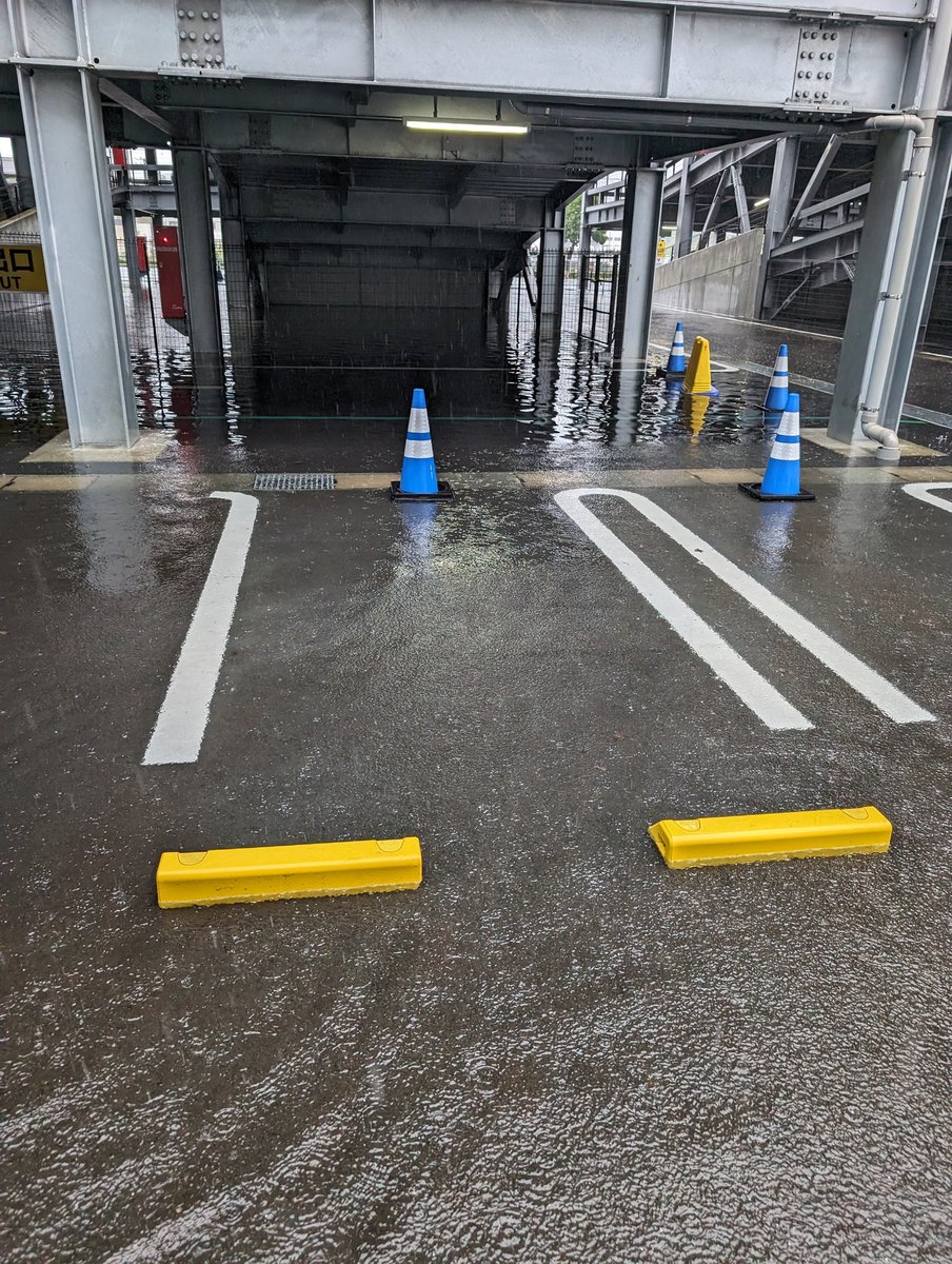 0un33p0x725384m's tweet photo. ららぽーと沼津の駐車場が雨でヤバイ https://t.co/X65RFKsYXU