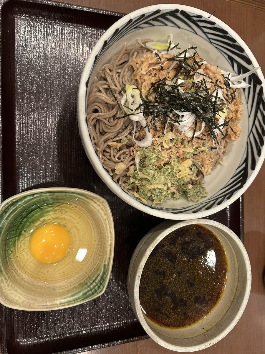 z9j2m1's tweet photo. お昼は蕎麦にしたんですが、
食べ方が分からず。
卵をとい���出汁に入れて蕎麦を
ディップすれはいいんかな🤔

なんと蕎麦の量が多くて
お腹いっぱい🈵 https://t.co/yLpsjcqMMW