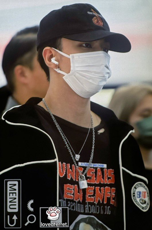 clubhyunho's tweet photo. HEAR ME OUT au hyunho donde hyunjin compra un collar de candado en una tienda de antigüedades, pregunta por la llave que lo abre y la dulce señora de la tienda dice que no lo sabe, luego coincide con minho quien tiene el collar de la llave pq lo tomó de una caja de su abuela !!! https://t.co/suc6MBvGRp