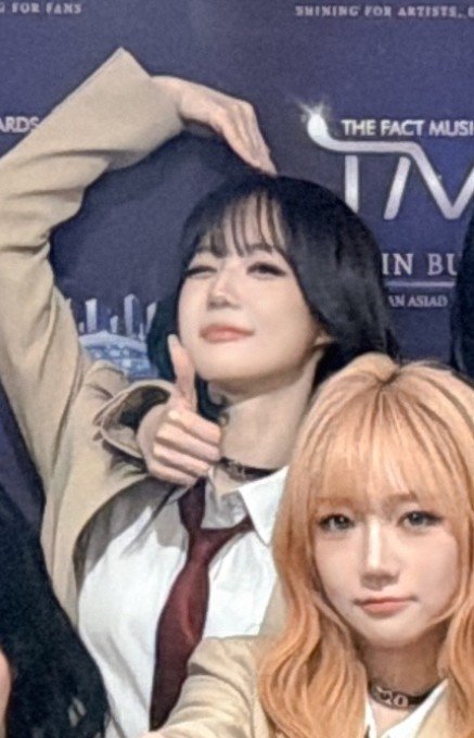 zsyjn24s's tweet photo. dengan foto yang berbeda tapi pose yang sama, kenapa gak sebelahan pose heart-nya, biar full heart ♡ https://t.co/1t0HBu8buq