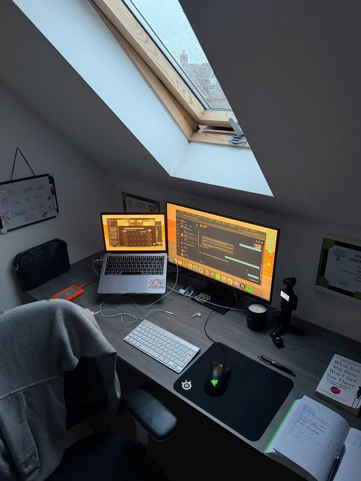 Gentle_manCode's tweet photo. Discipline is choosing the desk over distractions. https://t.co/gywCarPmEM