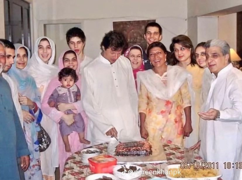 RebelByThought's tweet photo. عمران خان کا پورا خاندان اغوا کر لیا گیا۔پچھلے چار سال سے کوئی بلا ایسی نہیں جس نے اس گھر کا دروازہ نہ دیکھا ہو۔ اس خاندان نے پاکستان کی بے لوث خدمت کی لیکن صلہ چادر چار دیواری کے تقدس کی پامالی، گرفتاریوں ، اغوا اور گھروں پر حملوں کی صورت میں مل رہا ہے https://t.co/mXktxcHGU1