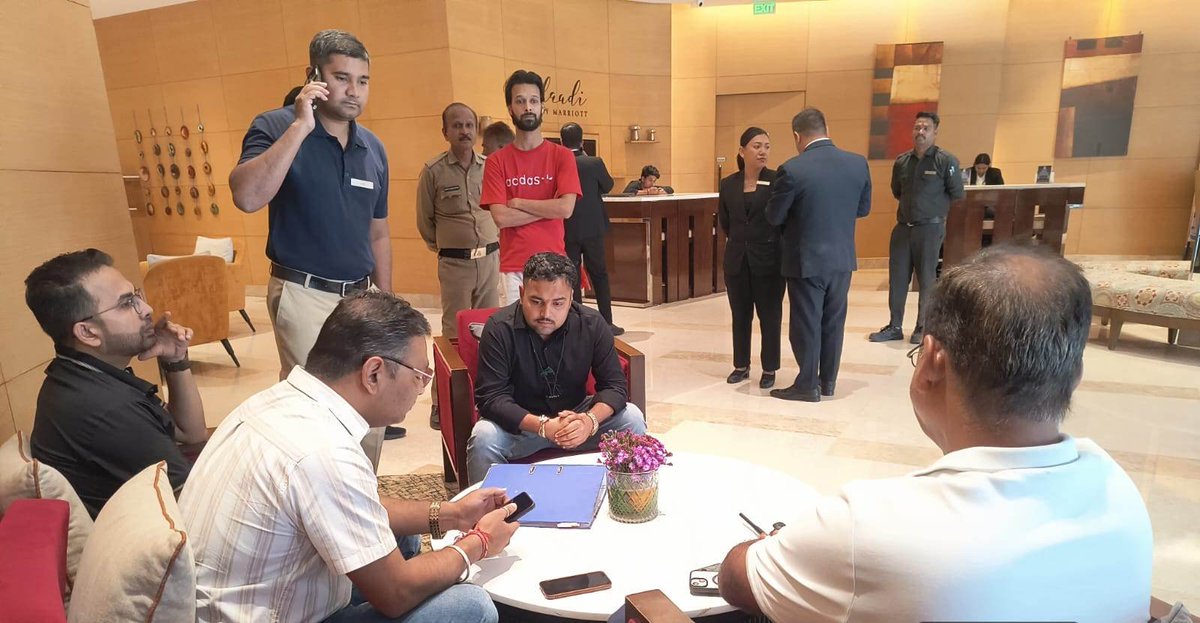 Anurag_Dwary's tweet photo. हाल में भोपाल में रहवासी कॉलोनी में दो लिफ्ट में हादसे हुए एक शख्स की मौत हुई दो घायल हो गए, कल एक 5 सितारा होटल की लिफ्ट में एक बड़े अधिकारी की पत्नी फंस गई,फौरन तमाम बड़े अधिकारी आए और तीन लिफ्ट सील कर दिए खुद नगर निगम कमिश्नर भी पहुंची https://t.co/rJzKxKnWRI