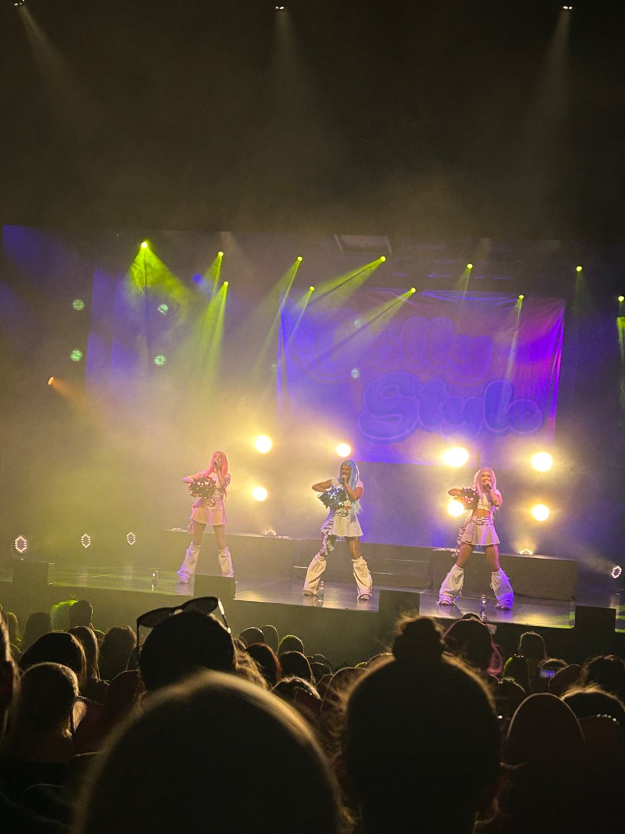 very42ful's tweet photo. やっと8年前にファンになってきた後好きなスェーデンのアイドルみたいなグループ「ドリー・スタイル」のライブが見に行けた🥹💕ｲｴｰｲ

(他のライブ行ってくれたファンは大体小学校以下ぐらいだったからちょっとおばさんって感じた😶‍🌫️👵🏻) https://t.co/HnYZHo0n9D