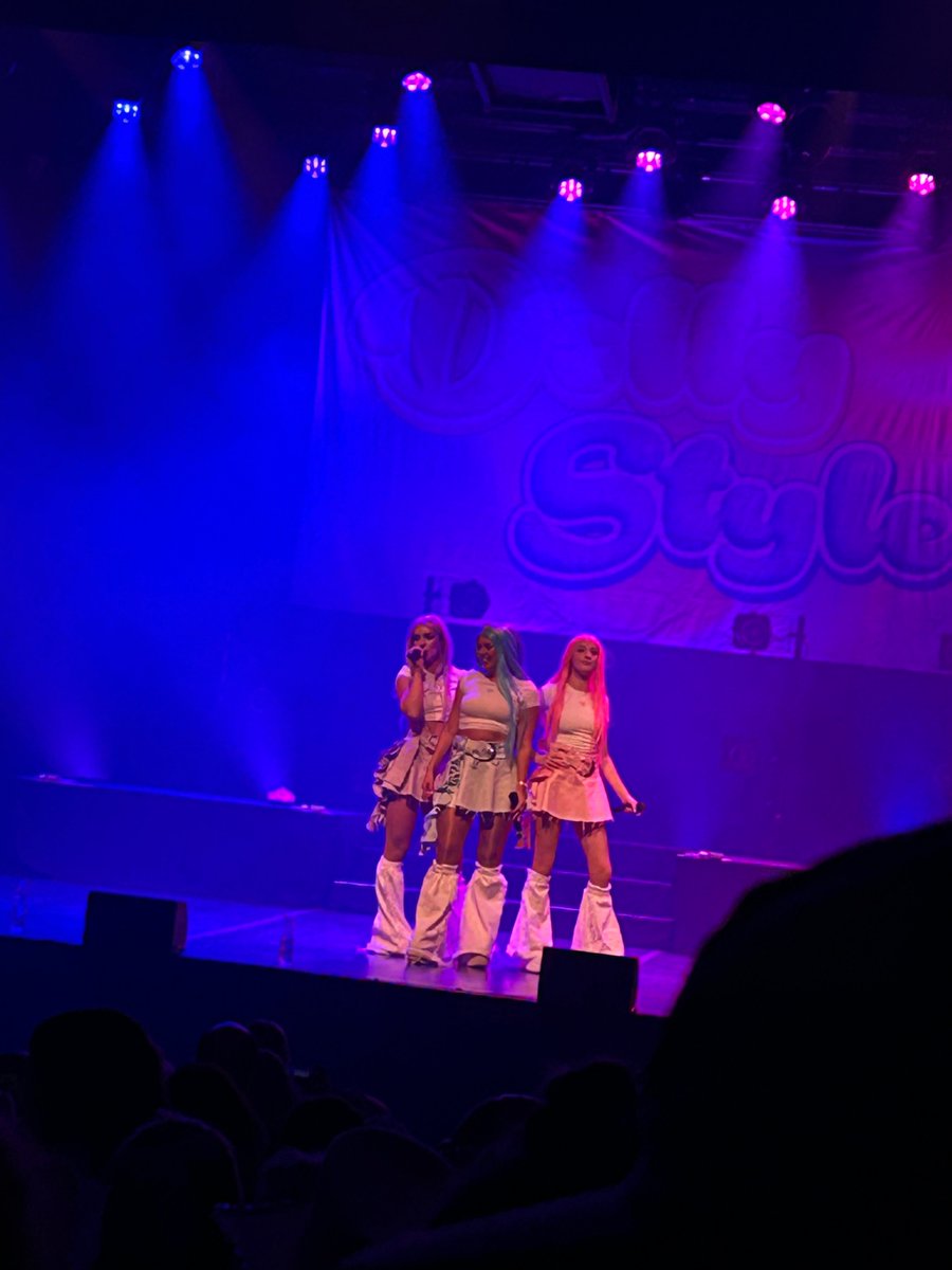very42ful's tweet photo. やっと8年前にファンになってきた後好きなスェーデンのアイドルみたいなグループ「ドリー・スタイル」のライブが見に行けた🥹💕ｲｴｰｲ

(他のライブ行ってくれたファンは大体小学校以下ぐらいだったからちょっとおばさんって感じた😶‍🌫️👵🏻) https://t.co/HnYZHo0n9D