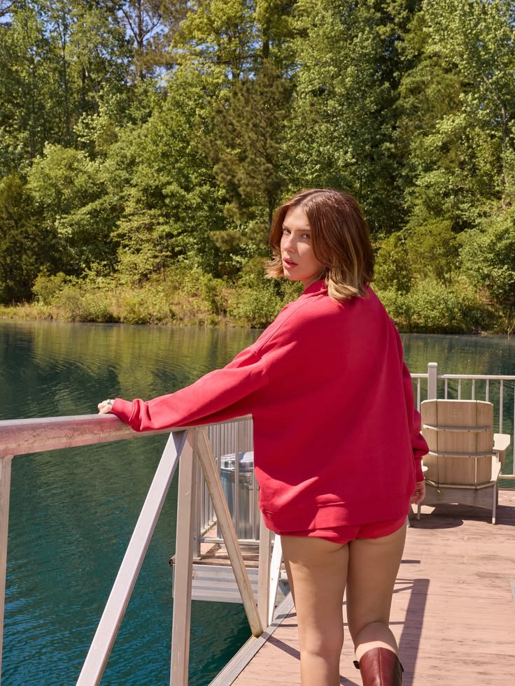 celebcultured's tweet photo. Millie Bobby Brown is gorgeous #MillieBobbyBrown #MBB #StrangerThings #Eleven #SummerVibes #LakeLife #Fashion #OOTD #MillieBobbyBrownStyle https://t.co/lzC7xsRJxO