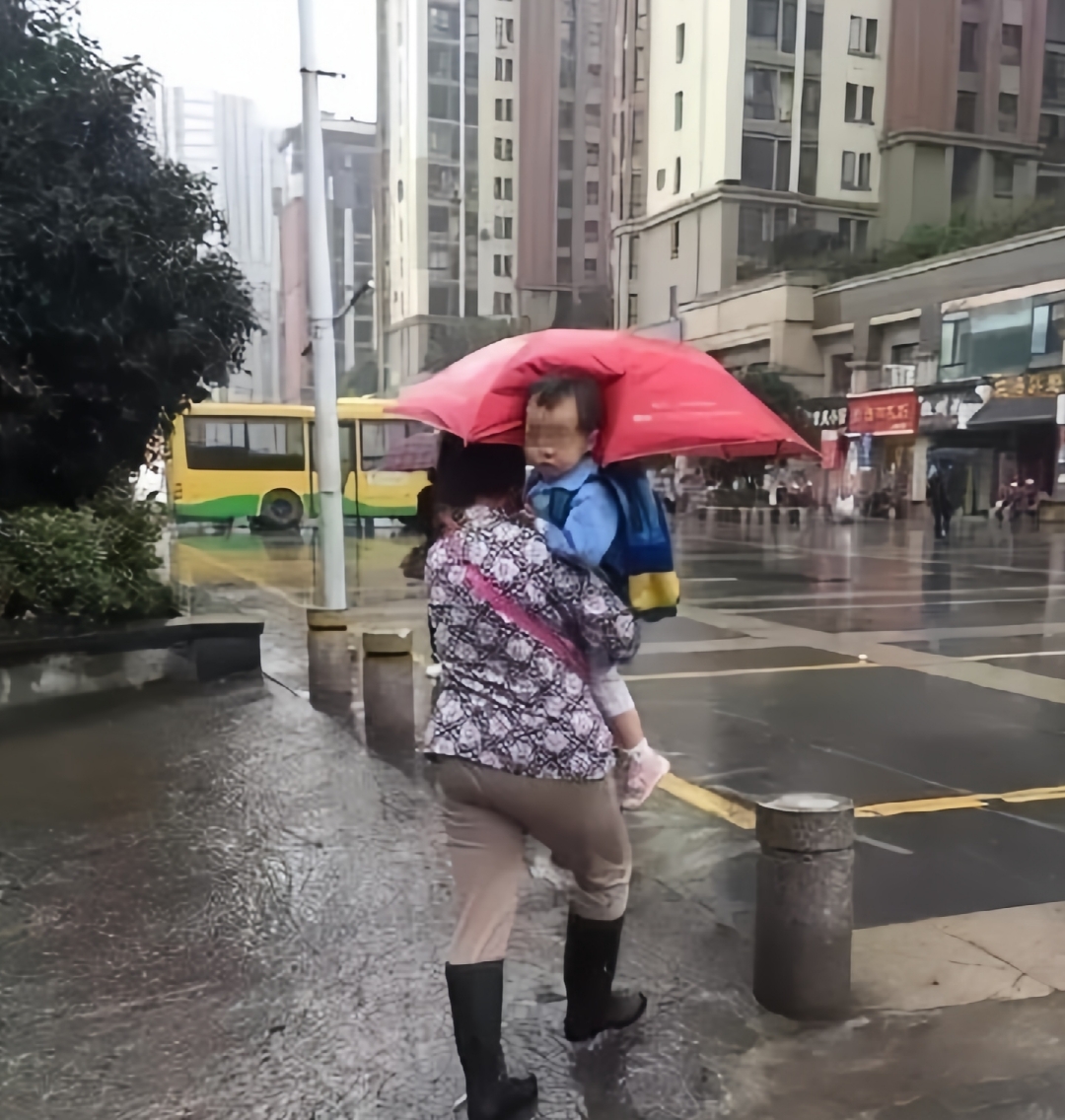 emilya4lex5and's tweet photo. A stranger held the door for me when my hands were full with groceries and a fussy kid—small kindness that turned my chaotic day around https://t.co/NMJIVj2e9d