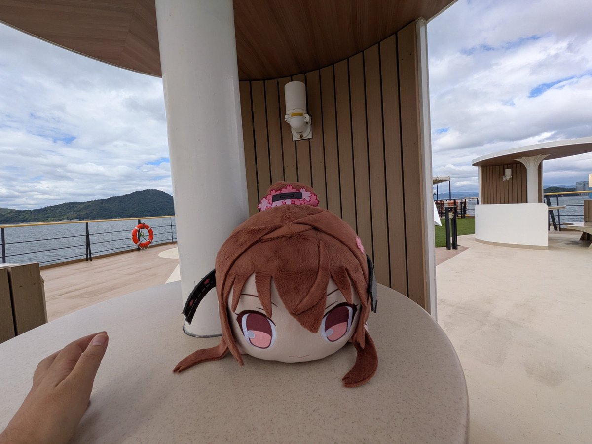 TIgil2's tweet photo. 10時27分発の呉→広島までのパセワンに乗船…!!
海風に当たりながらドリンクをいただきました。
３階に上がるとなんと風の強いこと。荷物が飛ばされてしまう…!!
そんなこんなしてるうちに、宇品港へ到着。次は復��でパセツーに乗船します。
#呉遠征
#シーパセオ 
#パセワン https://t.co/0M3AElZCRn