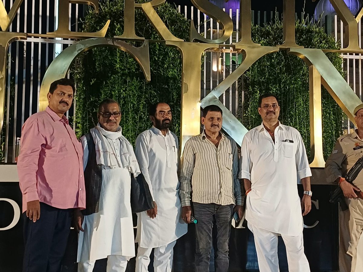 RakeshsinghMlc's tweet photo. कार्यक्रम दिनांक 20/09/2026 - लखनऊ विश्वविद्यालय परिसर में आयोजित “पंचम गोमती बुक फेस्टिवल” में देश के प्रतिष्ठित दिव्यांश पब्लिकेशंस द्वारा प्रकाशित एवं डॉ० अमिताभ कुमार जी द्वारा लिखित पुस्तक “लखनऊ: शहर-ए-अदब” के विमोचन में सम्मलित हुआ। https://t.co/rlSzMJwBZx