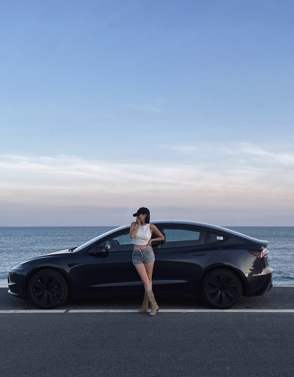 penngyYeh's tweet photo. I absolutely love this set of photos - the evening breeze and the car, it's so cool #Tesla https://t.co/hwB9bNCcdA