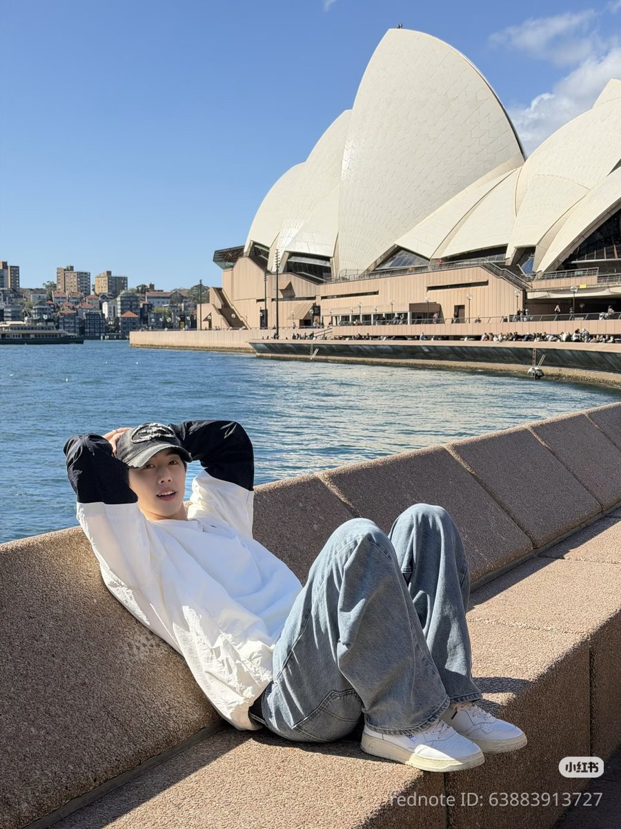 wwmarktuan's tweet photo. @marktuan @DNAmngmnt 260921 Mark's xhs post 🇦🇺 (2/2)

Sunbathing at the opera house 💛

🔗https://t.co/SIWLyD5RJR

#MarkTuan #段宜恩
@marktuan @DNAmngmnt https://t.co/oWYpGlReoc