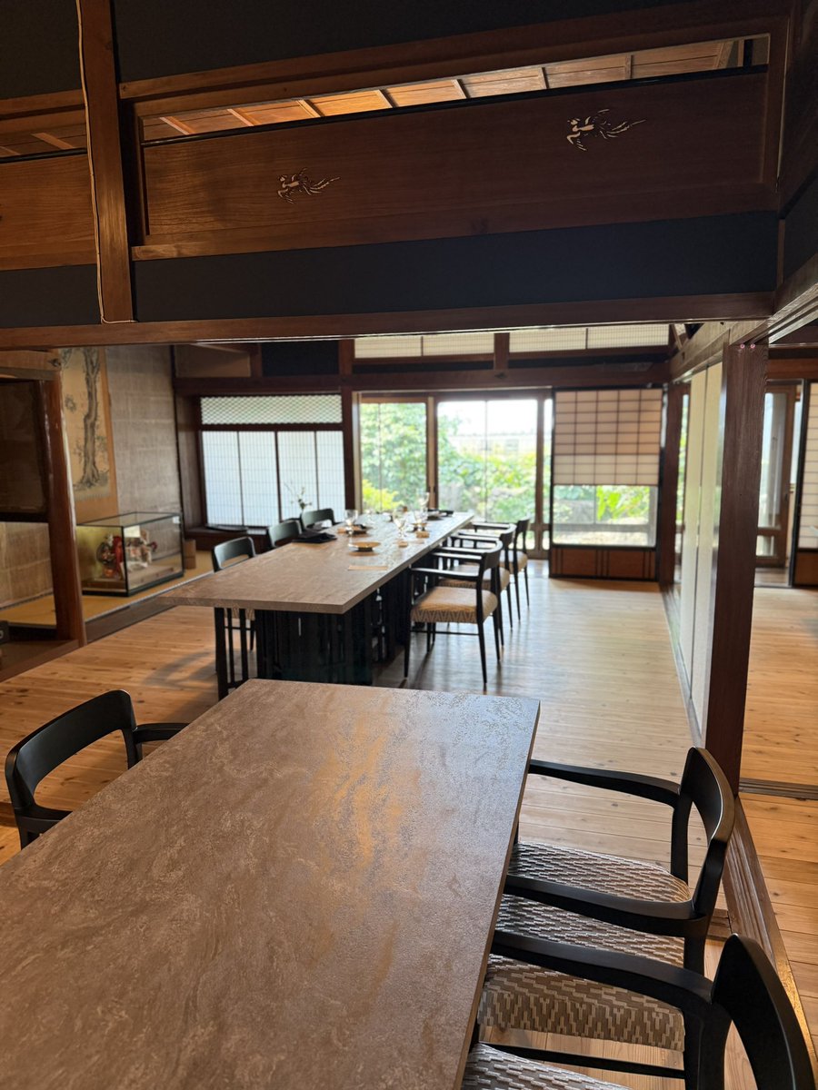 officeBLG21's tweet photo. JR御来屋駅から少し歩き、港町の面影が残る旧街道沿いに佇む「御厨 Mikuri」さん。
築120年以上の古民家を丁寧にリノベーションした空間が広がっています。ランチは出汁マイスターの資格を持つシェフが手掛ける「御厨の昼餉（みくりのひるげ）」。
#御厨Mikuri #大山町グルメ #とりたべ https://t.co/skEBOg4HIX