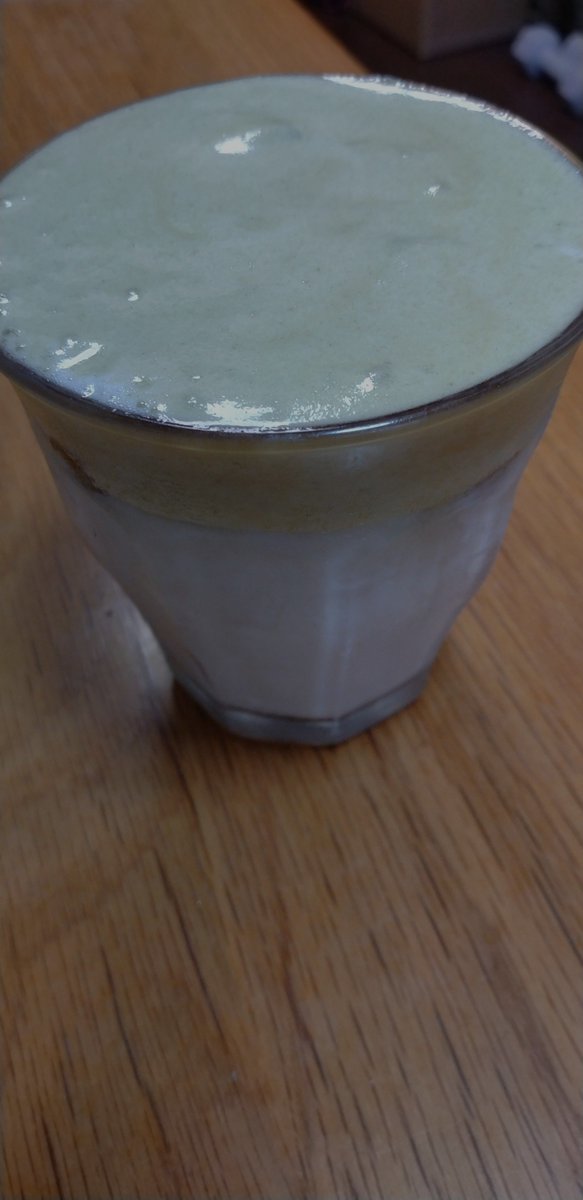 oto1217sg's tweet photo. 抹茶ラテ飲んでる https://t.co/LMVzCx0ENw
