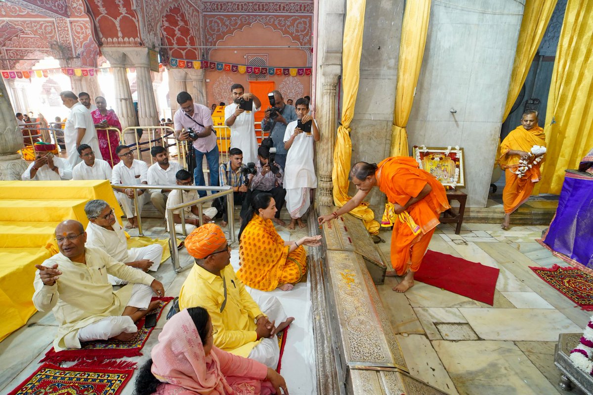 KumariDiya's tweet photo. आज जयपुर के आराध्य श्री गोविंद देव जी के दर्शन एवं पूजा-अर्चना कर लोकमंथन 2026 के अन्तर्गत ‘हम भारत के लोग’ के संदेश के साथ जयपुर महानगर की ‘लोकमंथन यात्रा’ का शुभारंभ करने का सौभाग्य प्राप्त हुआ।

यह यात्रा हमारी गौरवशाली लोक परंपराओं, सांस्कृतिक विरासत, सामाजिक समरसता और प्रकृति के साथ सामंजस्यपूर्ण जीवनशैली के मूल्यों को जन-जन तक पहुंचाने का एक सार्थक प्रयास है। इस यात्रा में नागरिकों, प्रबुद्धजनों, समाजजनों एवं खिलाड़ियों की उत्साहपूर्ण सहभागिता ने आयोजन को और विशेष बनाया।

इस अवसर पर राष्ट्रीय स्वयंसेवक संघ के वरिष्ठ प्रचारक श्री अरुण जैन जी, क्षेत्रीय संघचालक डॉ. रमेश अग्रवाल जी, क्षेत्रीय कार्यवाह श्री जसवंत खत्री जी, प्रांत प्रचारक श्री बाबूलाल जी के साथ ही यात्रा में सम्मिलित गणमान्य बंधु, क्रीड़ा भारती के ऊर्जावान खिलाड़ी एवं आमजन उपस्थित रहे।