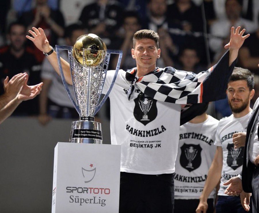 kartalhatti's tweet photo. Mario Gomez: "Neden panik yaratılmaya çalışıyor. 10 puan farkla şampiyon olmamızı istiyorsunuz galiba."

📅 7 Mart 2016 https://t.co/QjNt31Abzj