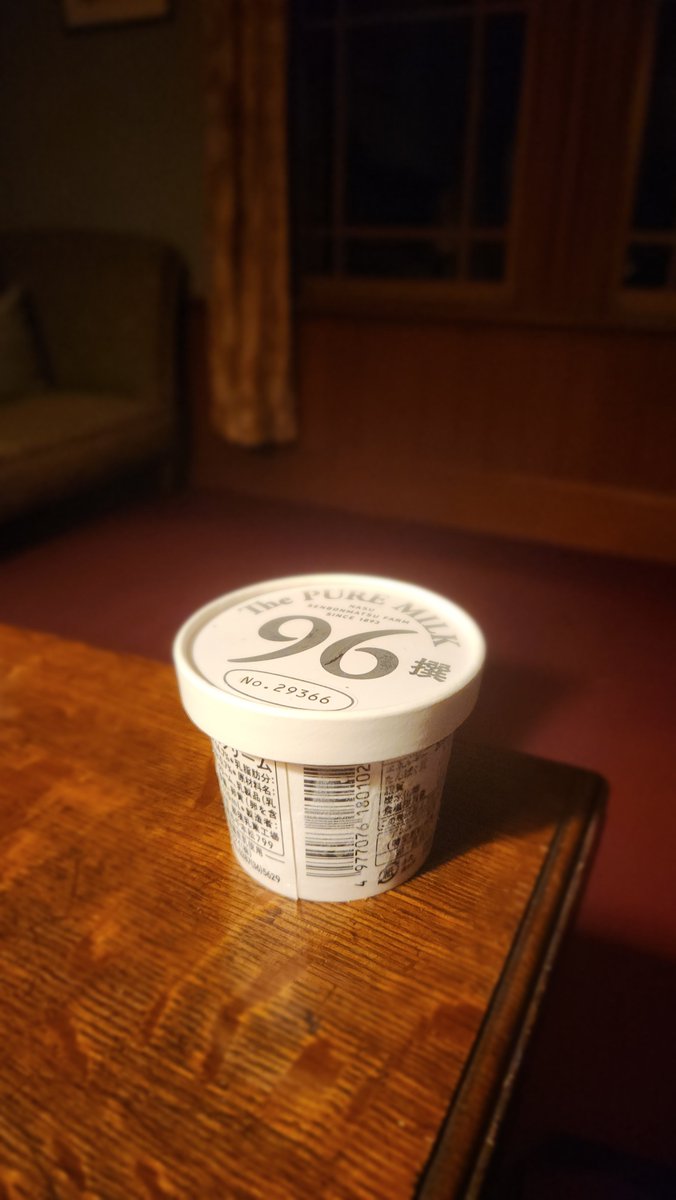 wao1025's tweet photo. 昨日那須で食べたアイス。
厳選された96頭の乳牛から採れた牛乳を24時間いないにアイスにしたもの。牛乳の濃厚な味を大切にするためバニラ濃厚な香りも加えていませんが友人曰く｢牛の乳から直接飲んでいるみたい｣だって…これって褒めてる？
ぐりんさんにも食べてほしい。
#りんご娘
#千本松牧場 https://t.co/C2i0f3nlhJ
