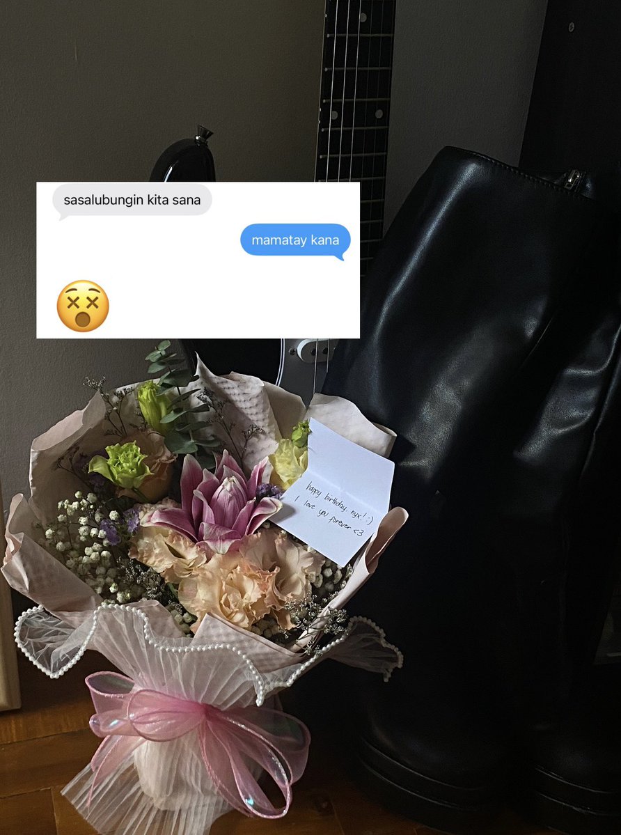 evscerated's tweet photo. chat is this peak girlhood experience (sabay bigay ng flowers) https://t.co/AZZxaXGHYt