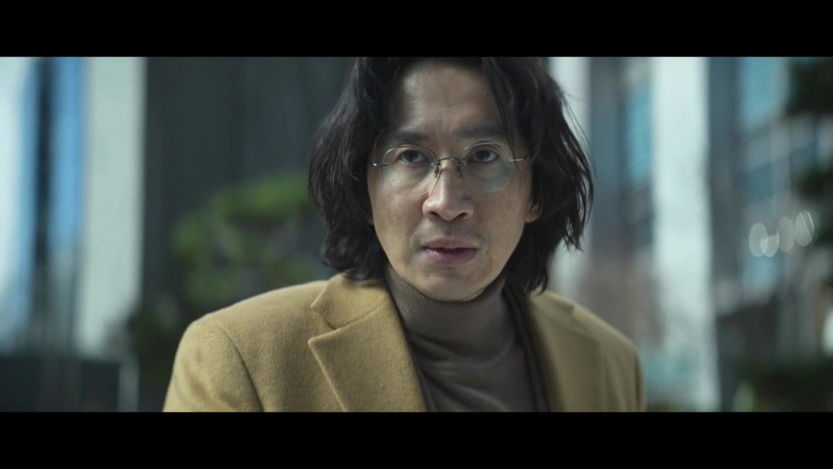TinTonTheater's tweet photo. 韓国ドラマ『悪縁』第2話。
2話を見てさらに混乱してきた。

・サンフンが車ではねたのはジェヨンの父親
・車のフロントガラスが損傷。バンパー、ヘッドライト、ボンネットは無傷（遺体が上から落ちてきた？）
・サンフンを尾行していたのは興信所の調査員？
・下山していた女性がジェヨンの父親の遺体を見つけた

サンフンがとにかく不憫だったな～ｗ
まさに踏んだり蹴ったりの回だった。
サンフンの人身事故を目撃したボムジュンは、
遺体遺棄に無理やり協力させられ、
口止め料として計3000万ウォンを手にした。
ラストでボムジュンがサンフンの勤務先に現れたけど、
また金を要求しに来たのかな。
とはいえ、金を取れる口実はなさそうだけど…。
サンフンを探っている興信所の動きも気になる。
誰からの依頼で動いているんだろう🤔

一番の謎はジェヨンの父親の遺体。
1話でギルリョンが父親を二回はねて殺害したあと、
誰かが事故現場に現れて父親を運んだ？
絶対ギルリョンじゃないよな～。
事故死に見せかけないと報酬がもらえないし、
遺体を運ぶ理由がギルリョンにはないのよね～。