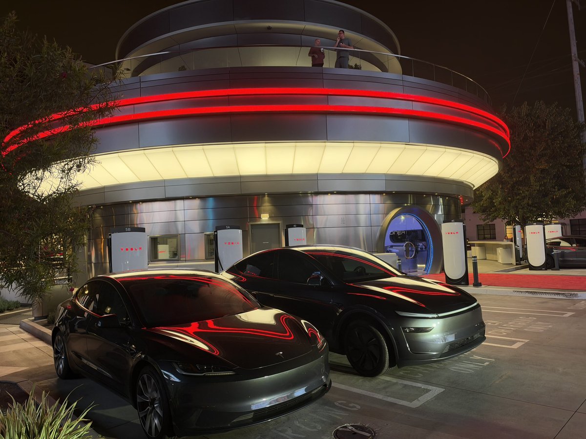 wholemars's tweet photo. The Tesla Diner https://t.co/JUpnnWQJE1