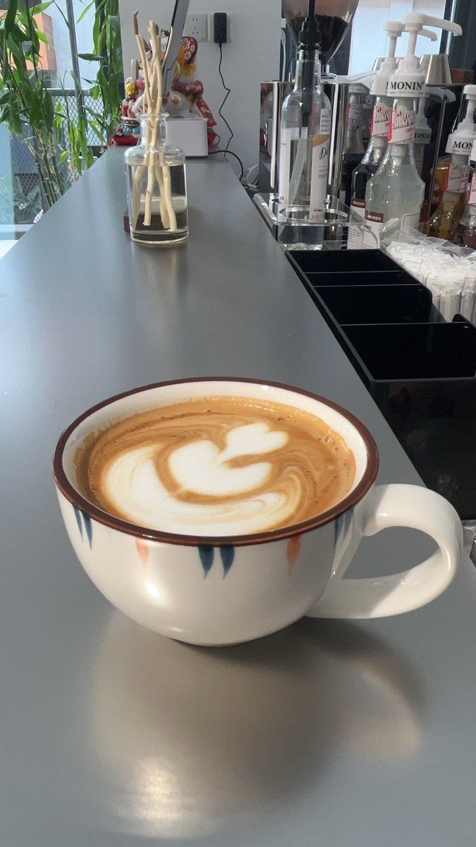 PalmiraMunch's tweet photo. Fall breeze + warm latte = perfect Sunday vibes. https://t.co/4lhOP4z5oO