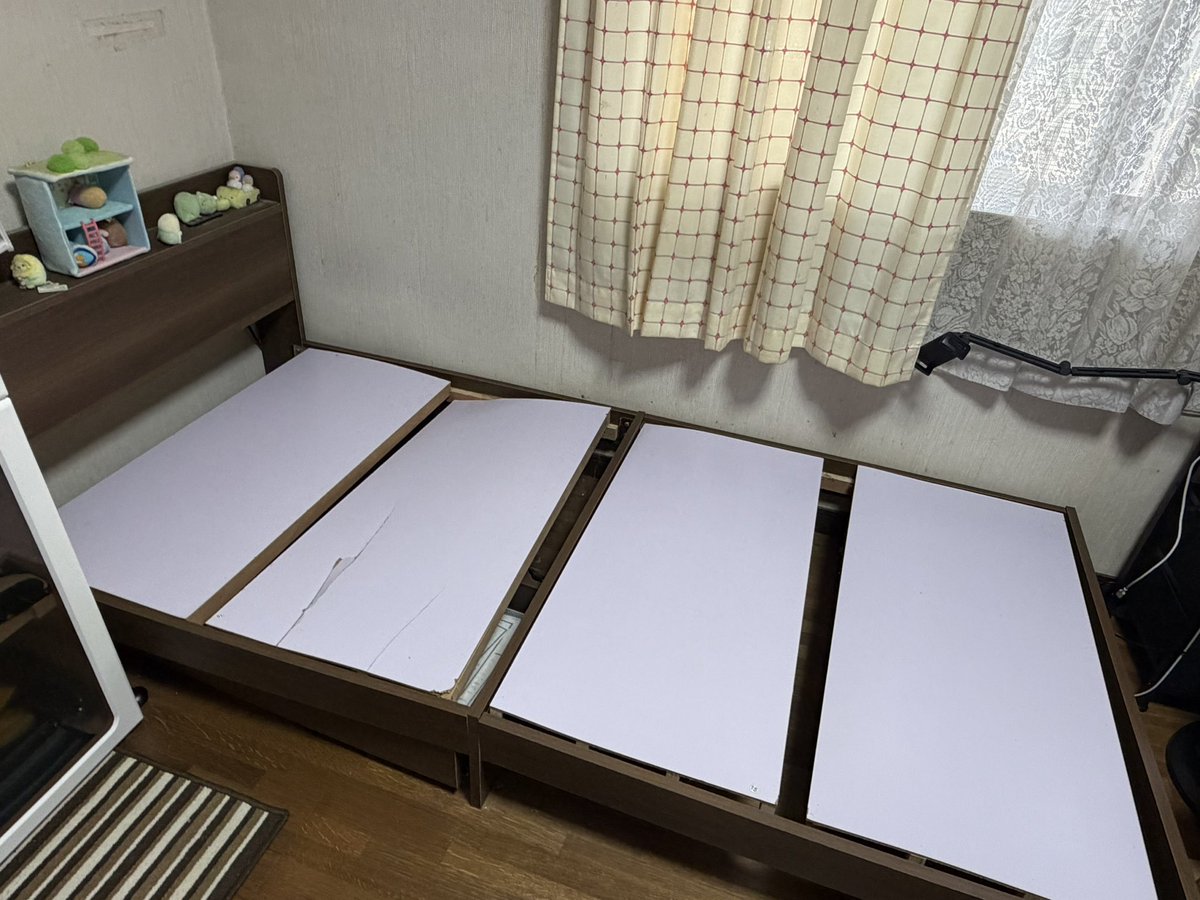 syota2525_'s tweet photo. 8年振りくらいにベッド更新
ベッドの下に潰れたゴキブリが居たり圧縮されたマットレスに吹き飛ばされたりと紆余曲折あったけどなんとか完成
前より3倍くらい高さ違うから2段ベッドで寝てるみたいな感覚になる笑 https://t.co/rqHGiZ04kl