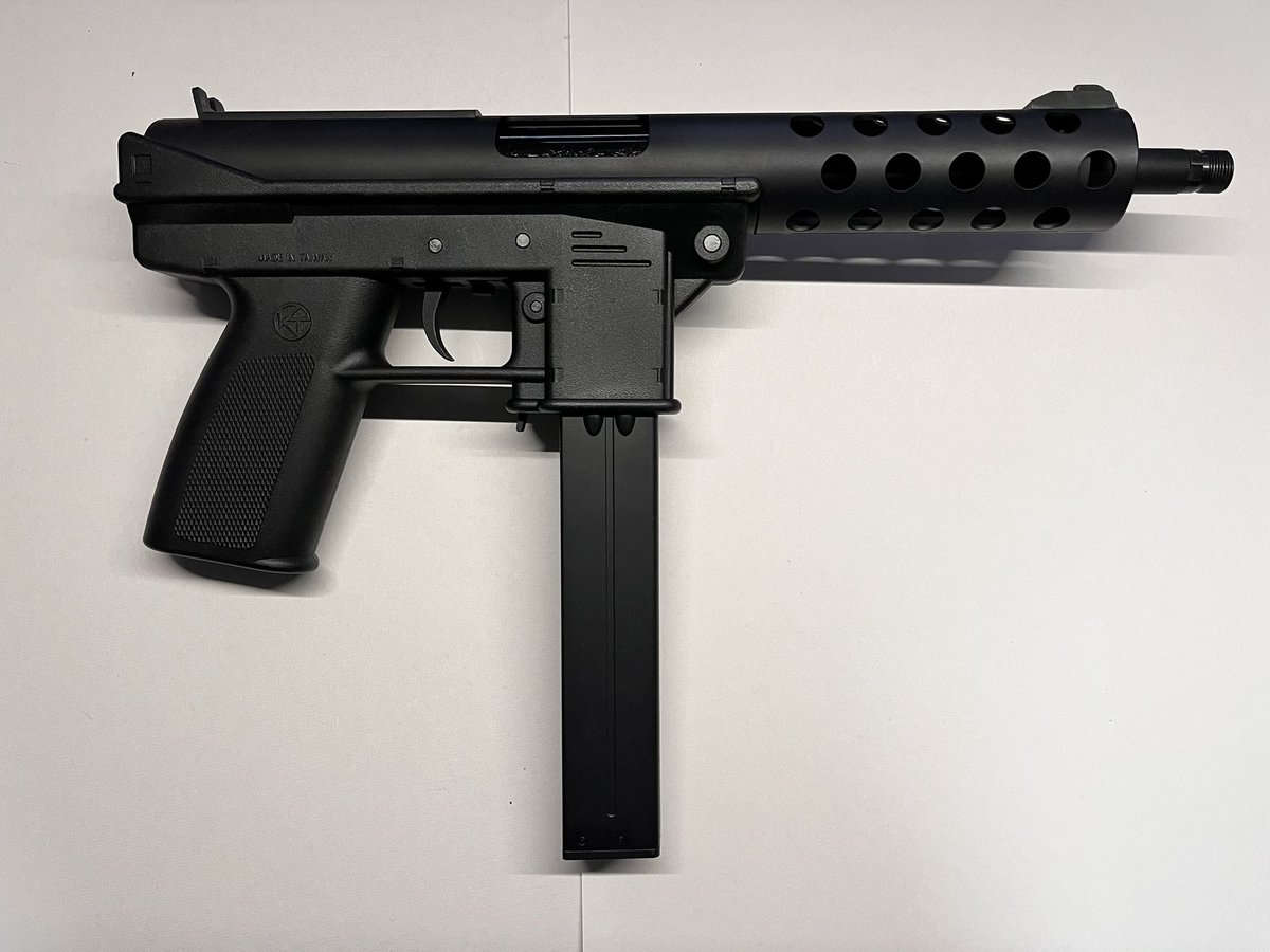 2ray_degenemax's tweet photo. ちなみにピストルならこんな銃もあるよ！かつては民間人の間で大人気だった銃です(合法だったとは言ってない)

車内からすれ違いざまに発砲するための銃ですね。オーナーは多分ヒップホップを爆音で流している。

TWO HOOD WARZ!!!!! https://t.co/d0gntdOU5M