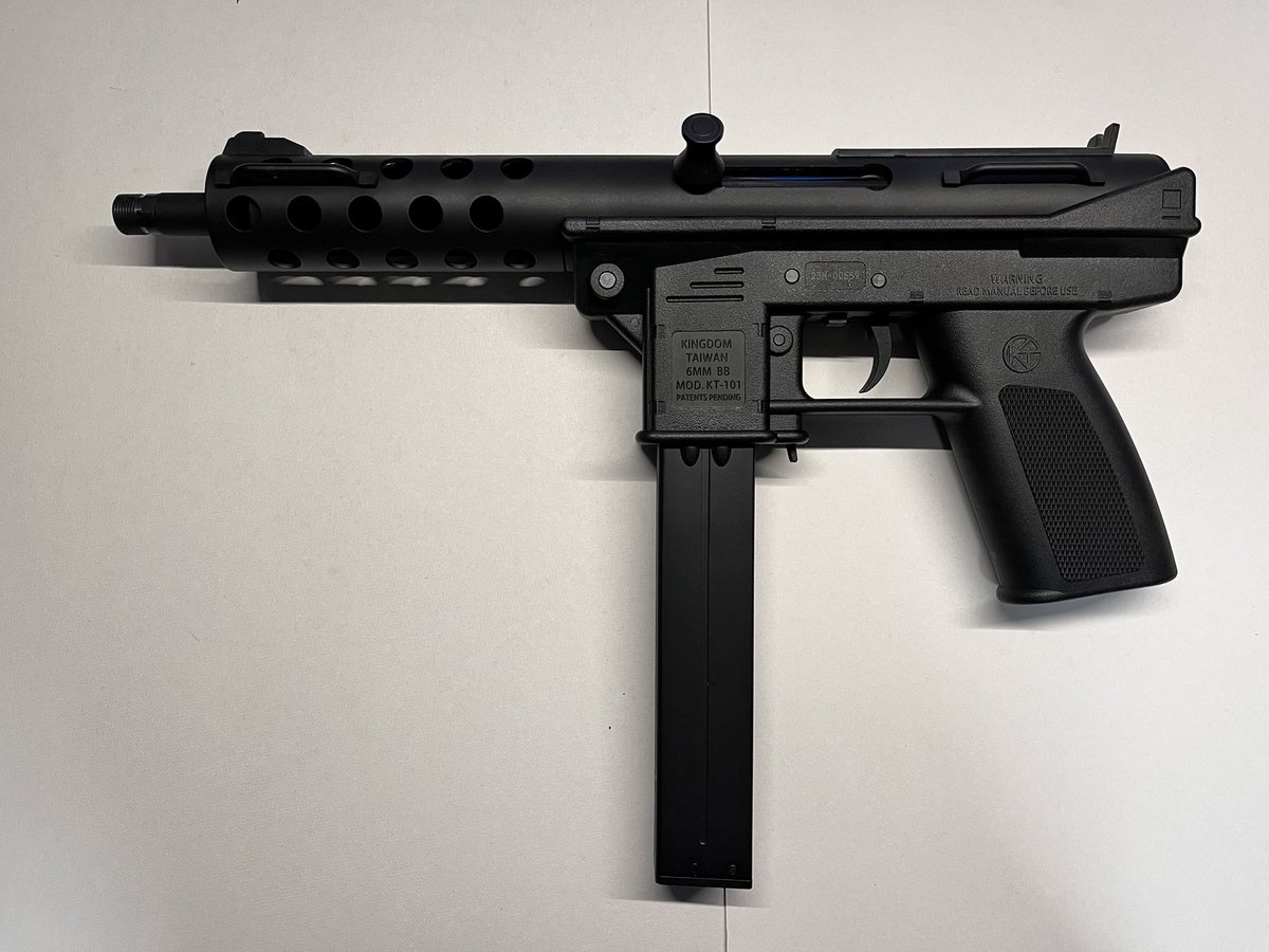 2ray_degenemax's tweet photo. ちなみにピストルならこんな銃もあるよ！かつては民間人の間で大人気だった銃です(合法だったとは言ってない)

車内からすれ違いざまに発砲するための銃ですね。オーナーは多分ヒップホップを爆音で流している。

TWO HOOD WARZ!!!!! https://t.co/d0gntdOU5M