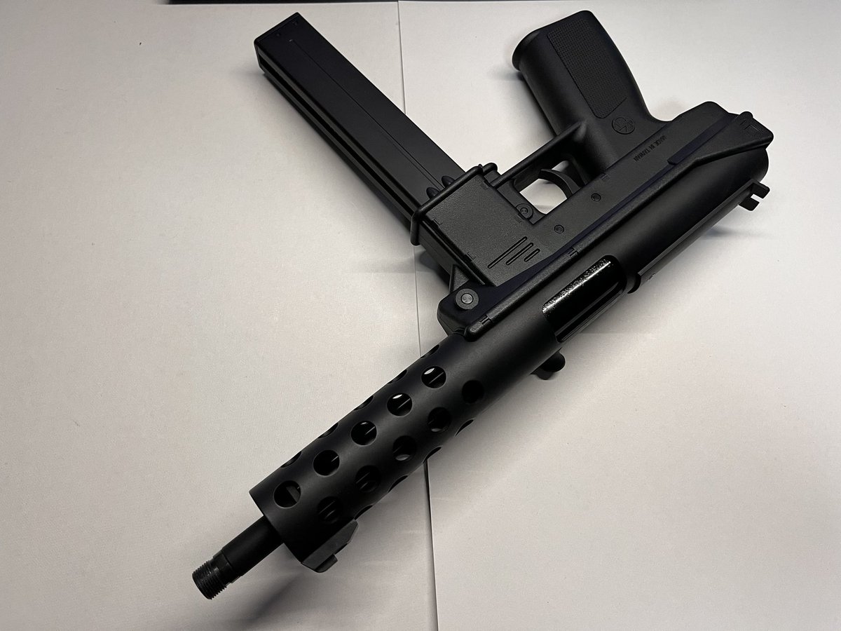 2ray_degenemax's tweet photo. ちなみにピストルならこんな銃もあるよ！かつては民間人の間で大人気だった銃です(合法だったとは言ってない)

車内からすれ違いざまに発砲するための銃ですね。オーナーは多分ヒップホップを爆音で流している。

TWO HOOD WARZ!!!!! https://t.co/d0gntdOU5M