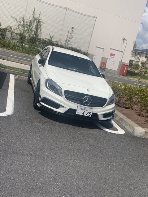 wadaino_taikai's tweet photo. だいたい端に寄せて停めることが多いのですがすれ違ったカップルに

ベンツ乗ってるヤツ運転下手すぎwwww

って言われましたがこういうのを想定して停めてるんですよwww https://t.co/DMpiUEXtfa