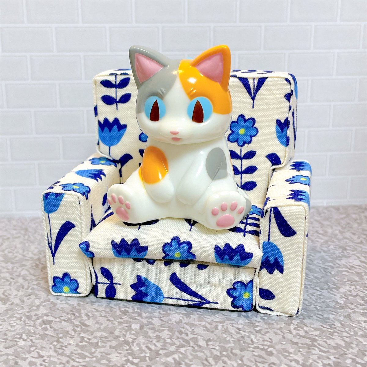 UMEyunagi's tweet photo. おすわりネゴラちゃんの1人用ソファを作りました
調べればもっとちゃんとした作り方があるとは思うんですけどね
見切り発車で作りました
厚くない発泡スチロールでも切るのって大変ですね
斜めるしポロポロします
正確なカットが難しくて色々と裏に粗が…

 #VAG  #ミニチュア家具  #ソフビ  #ネゴラ https://t.co/FECAbu59i9