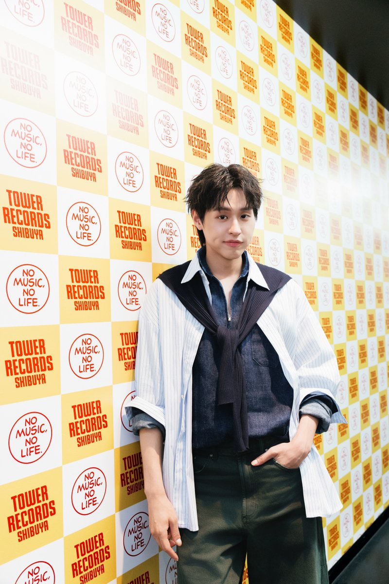 _24News_'s tweet photo. “BILLKIN” บุกโตเกียว! พบแฟนๆ ชาวญี่ปุ่นสุดอบอุ่น ในงาน “Grow With The Flow Album - Special Fan Event” ณ Tower Records Shibuya Store

#BILLKINSpecialFanEvent
#Bbillkin

เรียกได้ว่าเป็นอีกหนึ่งโมเมนต์สุดประทับใจ สำหรับศิลปินหนุ่ม “BILLKIN” (บิวกิ้น–พุฒิพงศ์ อัสสรัตนกุล) ที่เดินทางไปพบปะแฟนๆ ชาวญี่ปุ่นอย่างใกล้ชิด ในงาน “Grow With The Flow Album - Special Fan Event” ณ Tower Records Shibuya Store กรุงโตเกียว ประเทศญี่ปุ่น เมื่อวันที่ 13 กันยายน 2026 ที่ผ่านมา

โดยงานครั้งนี้จัดขึ้นเพื่อพบปะแฟนๆ ที่ให้การสนับสนุน “Grow With The Flow Album [Japan Special Editon] ” ซึ่งได้รับการตอบรับอย่างดีจากแฟนๆ ชาวญี่ปุ่น ตั้งแต่วันแรกที่วางจำหน่าย โดยมีแฟนๆ เดินทางมายัง Tower Records Shibuya Store เพื่อเข้าคิวรอซื้อ CD+DVD กันอย่างคึกคัก ก่อนจะได้ร่วมเป็นส่วนหนึ่งของกิจกรรมสุดพิเศษกับ BILLKIN

ไฮไลต์ของงานคือกิจกรรมที่เปิดโอกาสให้ Lucky fans จำนวน 300 คน ได้พบกับ BILLKIN แบบใกล้ชิด พร้อมพูดคุย และยังมีการสุ่มแจกลายเซ็นให้กับให้กับแฟนๆ ผู้โชคดีจำนวน 30 คน ท่ามกลางบรรยากาศที่เต็มไปด้วยรอยยิ้ม ความอบอุ่นและความคิดถึงจากแฟนๆ ชาวญี่ปุ่น

สำหรับ “Grow With The Flow Album [Japan Special Editon]” ยังสามารถหาซื้อได้ทั้งที่หน้าร้านและทางออนไลน์ที่ Music Store ชั้นนำของญี่ปุ่น เช่น Tower Records หรือ HMV รวมถึงช่องทางออนไลน์ของ Universal Music Japan Store