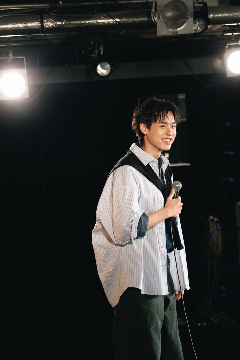 _24News_'s tweet photo. “BILLKIN” บุกโตเกียว! พบแฟนๆ ชาวญี่ปุ่นสุดอบอุ่น ในงาน “Grow With The Flow Album - Special Fan Event” ณ Tower Records Shibuya Store

#BILLKINSpecialFanEvent
#Bbillkin

เรียกได้ว่าเป็นอีกหนึ่งโมเมนต์สุดประทับใจ สำหรับศิลปินหนุ่ม “BILLKIN” (บิวกิ้น–พุฒิพงศ์ อัสสรัตนกุล) ที่เดินทางไปพบปะแฟนๆ ชาวญี่ปุ่นอย่างใกล้ชิด ในงาน “Grow With The Flow Album - Special Fan Event” ณ Tower Records Shibuya Store กรุงโตเกียว ประเทศญี่ปุ่น เมื่อวันที่ 13 กันยายน 2026 ที่ผ่านมา

โดยงานครั้งนี้จัดขึ้นเพื่อพบปะแฟนๆ ที่ให้การสนับสนุน “Grow With The Flow Album [Japan Special Editon] ” ซึ่งได้รับการตอบรับอย่างดีจากแฟนๆ ชาวญี่ปุ่น ตั้งแต่วันแรกที่วางจำหน่าย โดยมีแฟนๆ เดินทางมายัง Tower Records Shibuya Store เพื่อเข้าคิวรอซื้อ CD+DVD กันอย่างคึกคัก ก่อนจะได้ร่วมเป็นส่วนหนึ่งของกิจกรรมสุดพิเศษกับ BILLKIN

ไฮไลต์ของงานคือกิจกรรมที่เปิดโอกาสให้ Lucky fans จำนวน 300 คน ได้พบกับ BILLKIN แบบใกล้ชิด พร้อมพูดคุย และยังมีการสุ่มแจกลายเซ็นให้กับให้กับแฟนๆ ผู้โชคดีจำนวน 30 คน ท่ามกลางบรรยากาศที่เต็มไปด้วยรอยยิ้ม ความอบอุ่นและความคิดถึงจากแฟนๆ ชาวญี่ปุ่น

สำหรับ “Grow With The Flow Album [Japan Special Editon]” ยังสามารถหาซื้อได้ทั้งที่หน้าร้านและทางออนไลน์ที่ Music Store ชั้นนำของญี่ปุ่น เช่น Tower Records หรือ HMV รวมถึงช่องทางออนไลน์ของ Universal Music Japan Store