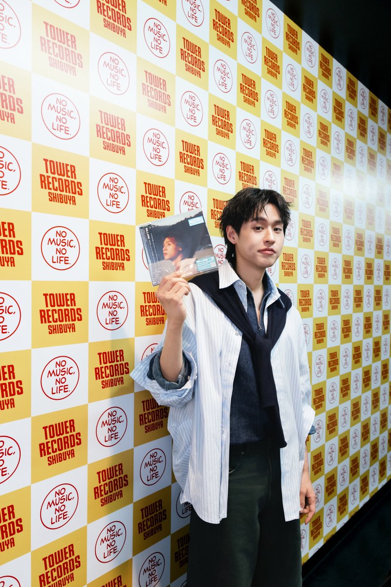 _24News_'s tweet photo. “BILLKIN” บุกโตเกียว! พบแฟนๆ ชาวญี่ปุ่นสุดอบอุ่น ในงาน “Grow With The Flow Album - Special Fan Event” ณ Tower Records Shibuya Store

#BILLKINSpecialFanEvent
#Bbillkin

เรียกได้ว่าเป็นอีกหนึ่งโมเมนต์สุดประทับใจ สำหรับศิลปินหนุ่ม “BILLKIN” (บิวกิ้น–พุฒิพงศ์ อัสสรัตนกุล) ที่เดินทางไปพบปะแฟนๆ ชาวญี่ปุ่นอย่างใกล้ชิด ในงาน “Grow With The Flow Album - Special Fan Event” ณ Tower Records Shibuya Store กรุงโตเกียว ประเทศญี่ปุ่น เมื่อวันที่ 13 กันยายน 2026 ที่ผ่านมา

โดยงานครั้งนี้จัดขึ้นเพื่อพบปะแฟนๆ ที่ให้การสนับสนุน “Grow With The Flow Album [Japan Special Editon] ” ซึ่งได้รับการตอบรับอย่างดีจากแฟนๆ ชาวญี่ปุ่น ตั้งแต่วันแรกที่วางจำหน่าย โดยมีแฟนๆ เดินทางมายัง Tower Records Shibuya Store เพื่อเข้าคิวรอซื้อ CD+DVD กันอย่างคึกคัก ก่อนจะได้ร่วมเป็นส่วนหนึ่งของกิจกรรมสุดพิเศษกับ BILLKIN

ไฮไลต์ของงานคือกิจกรรมที่เปิดโอกาสให้ Lucky fans จำนวน 300 คน ได้พบกับ BILLKIN แบบใกล้ชิด พร้อมพูดคุย และยังมีการสุ่มแจกลายเซ็นให้กับให้กับแฟนๆ ผู้โชคดีจำนวน 30 คน ท่ามกลางบรรยากาศที่เต็มไปด้วยรอยยิ้ม ความอบอุ่นและความคิดถึงจากแฟนๆ ชาวญี่ปุ่น

สำหรับ “Grow With The Flow Album [Japan Special Editon]” ยังสามารถหาซื้อได้ทั้งที่หน้าร้านและทางออนไลน์ที่ Music Store ชั้นนำของญี่ปุ่น เช่น Tower Records หรือ HMV รวมถึงช่องทางออนไลน์ของ Universal Music Japan Store