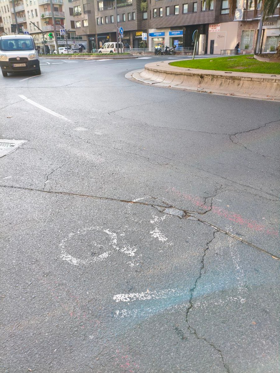 ciudadanabici's tweet photo. @jorgerolseg @SOSRioja Así y peor están las marcas viales de ciclocarril en la rotonda de #LasPalmeras, que además pusieron sin la corrección óptica de las M.6-10a, lo cual hace que se vean achatadas y pierdan visibilidad.
Más siniestros con el abandono de las medidas de seguridad por @angelandres23.🤬 https://t.co/MNeOQOZTJk