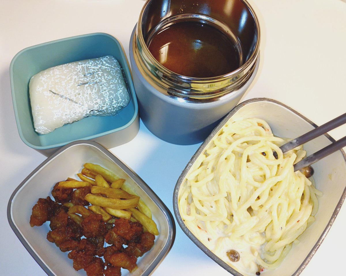 oneneazyun's tweet photo. パスタレンチンタイプのを購入してたのでお弁当として持ってきてみました。
ホワイトソースを盛大に吹きこぼしました(加熱しすぎw)
味はめちゃくちゃ美味しかったです！！そして今日も無茶苦茶忙しい！流石シルバーウィーク…。

#偏食食生活記録 #冷蔵庫の中身だけで過ごす9月 https://t.co/nAdkjDuzEB