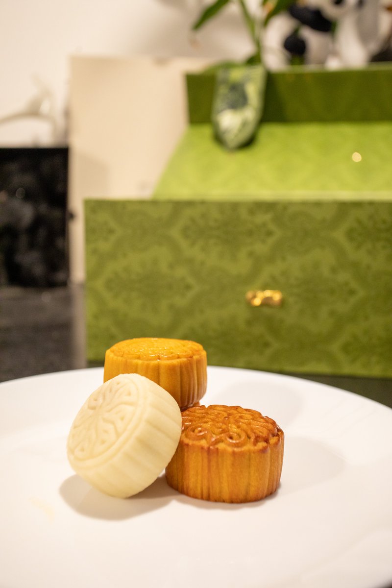 BeijingTourismX's tweet photo. A mooncake, a full moon, and time with loved ones — that’s what Mid-Autumn is all about. 
Sending warm Mid-Autumn wishes from Beijing. May this special day bring you good food, good company, and plenty of sweetness. https://t.co/d3VgvrmsDu