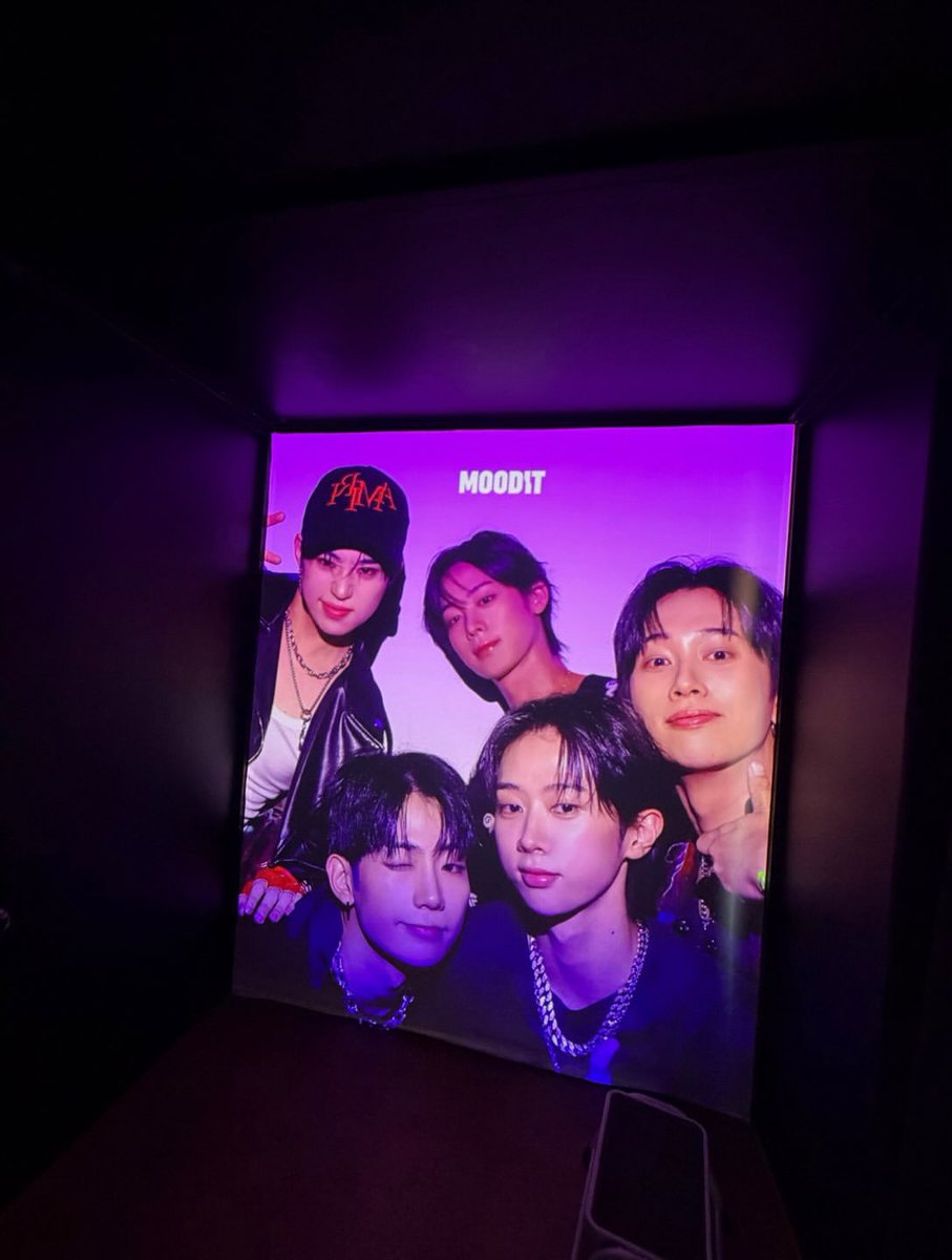 uhmtaemin's tweet photo. Holding on to our tradition 🧑‍🧑‍🧒‍🧒 https://t.co/bEuY4hIDjD