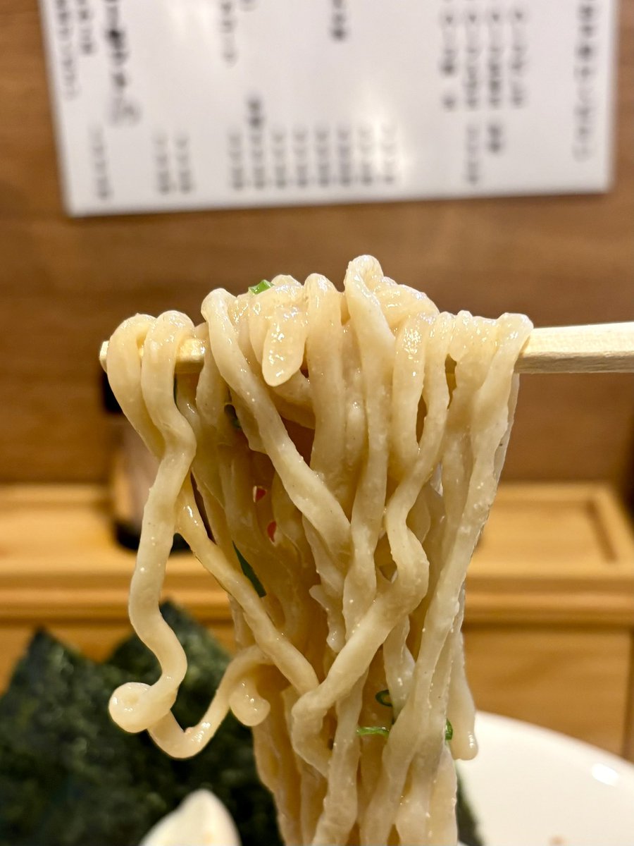 runnerDaibar's tweet photo. 「通風上等‼️ まぐろの白子と卵は珍しいね✨　これはめちゃ感動したぞ😍」

麺屋M／阪東橋

まぐろの濃厚白子と卵の混ぜそば
+味玉、海苔

もちもちな麺���具材がしっかり絡むよう
よーく混ぜ混ぜ🌀

醤油ベースのタレ
白子と玉子をほぐして麺に絡めると最高😋
生姜も効いてくどさもなし✨

大満足でご馳走さまでした🙏

白子と魚卵好きにはブッ刺さる一杯😍
この白子以外に塩筋子、比内地鶏でどれもめちゃウマな限定なので、是非、食べてみて👍

＃麺屋M ＃白子 ＃魚卵 ＃阪東橋 ＃横浜ラーメン