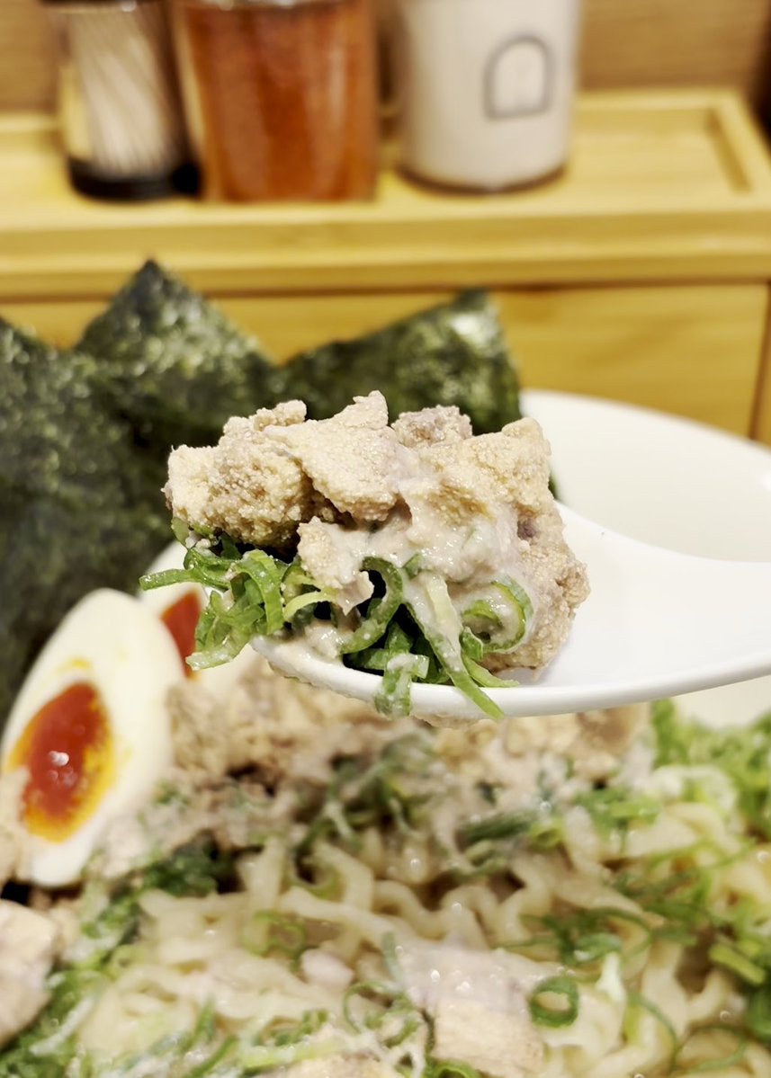 runnerDaibar's tweet photo. 「通風上等‼️ まぐろの白子と卵は珍しいね✨　これはめちゃ感動したぞ😍」

麺屋M／阪東橋

まぐろの濃厚白子と卵の混ぜそば
+味玉、海苔

もちもちな麺���具材がしっかり絡むよう
よーく混ぜ混ぜ🌀

醤油ベースのタレ
白子と玉子をほぐして麺に絡めると最高😋
生姜も効いてくどさもなし✨

大満足でご馳走さまでした🙏

白子と魚卵好きにはブッ刺さる一杯😍
この白子以外に塩筋子、比内地鶏でどれもめちゃウマな限定なので、是非、食べてみて👍

＃麺屋M ＃白子 ＃魚卵 ＃阪東橋 ＃横浜ラーメン