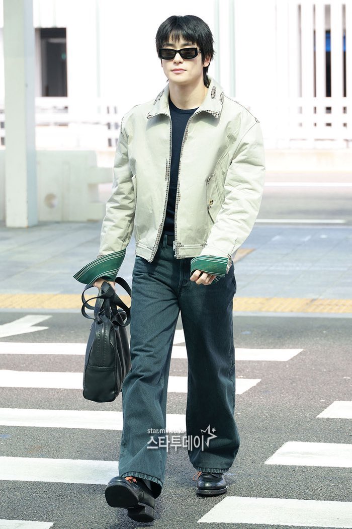 lilpwnjh's tweet photo. บินแล้วคับ สาดแฮชแท็กไปสมาชิก

JAEHYUN RETURNS TO MILAN 
#PradaSS27 #PradaxJaehyun @Prada https://t.co/AiWetcpfdz